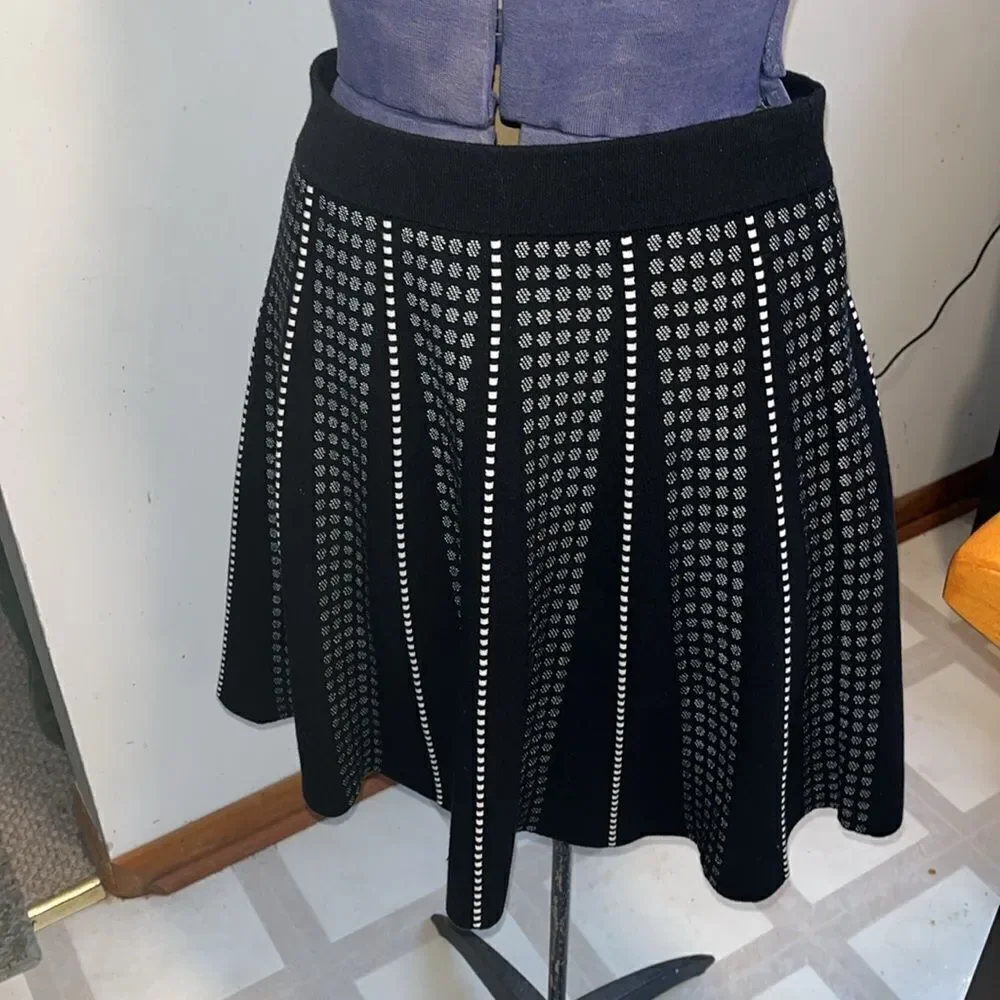 EXCELLENT CONDITION BEAUTIFUL BLACK/WHITE LARGE J. MCLAUGHLIN POLKA DOT SKIRT